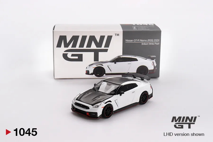 Nissan GT-R R35 Nismo White Carbon 1:64